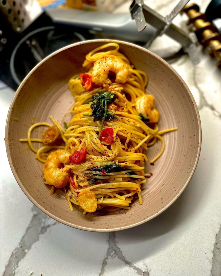 Spaghetti with Shrimp, Tomatoes, and Spinach in Garlic Olive Oil
